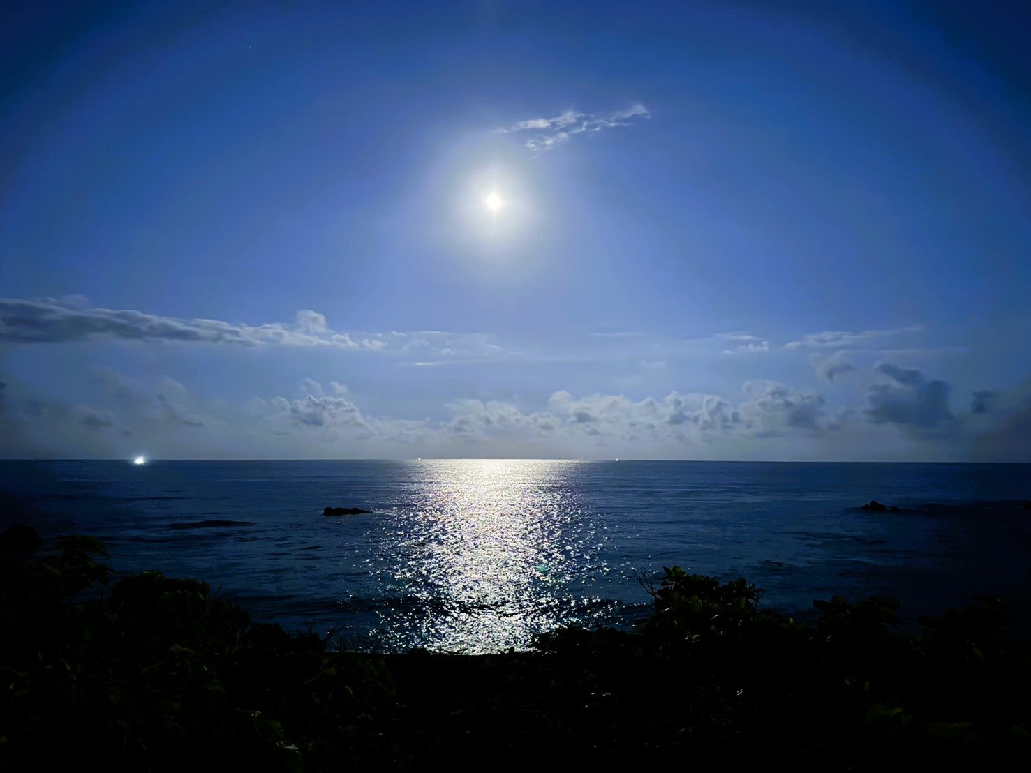 太平洋海面上映照出的壯麗月光步道,波光粼粼如璀璨長廊
